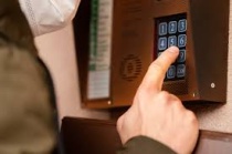 Мошенники начали использовать новую схему для обмана под предлогом замены кода домофона или его ремонта
