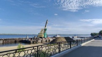 По поручению губернатора Р. В. Бусаргина на городской набережной осуществлен завоз песка для обустройства зоны солярия