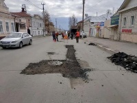 В Вольске начались работы по ямочному ремонту дорог.